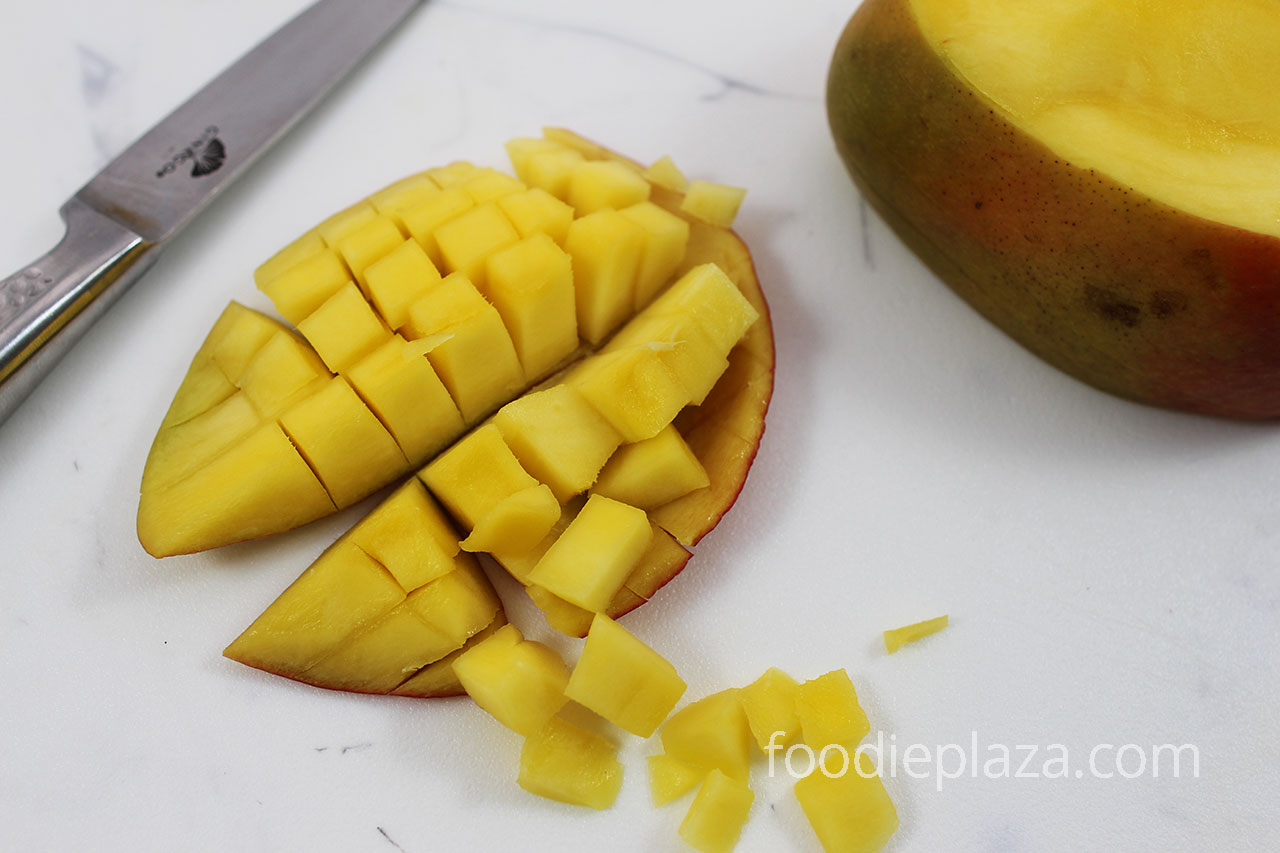Как нарезать манго мелкими кубиками