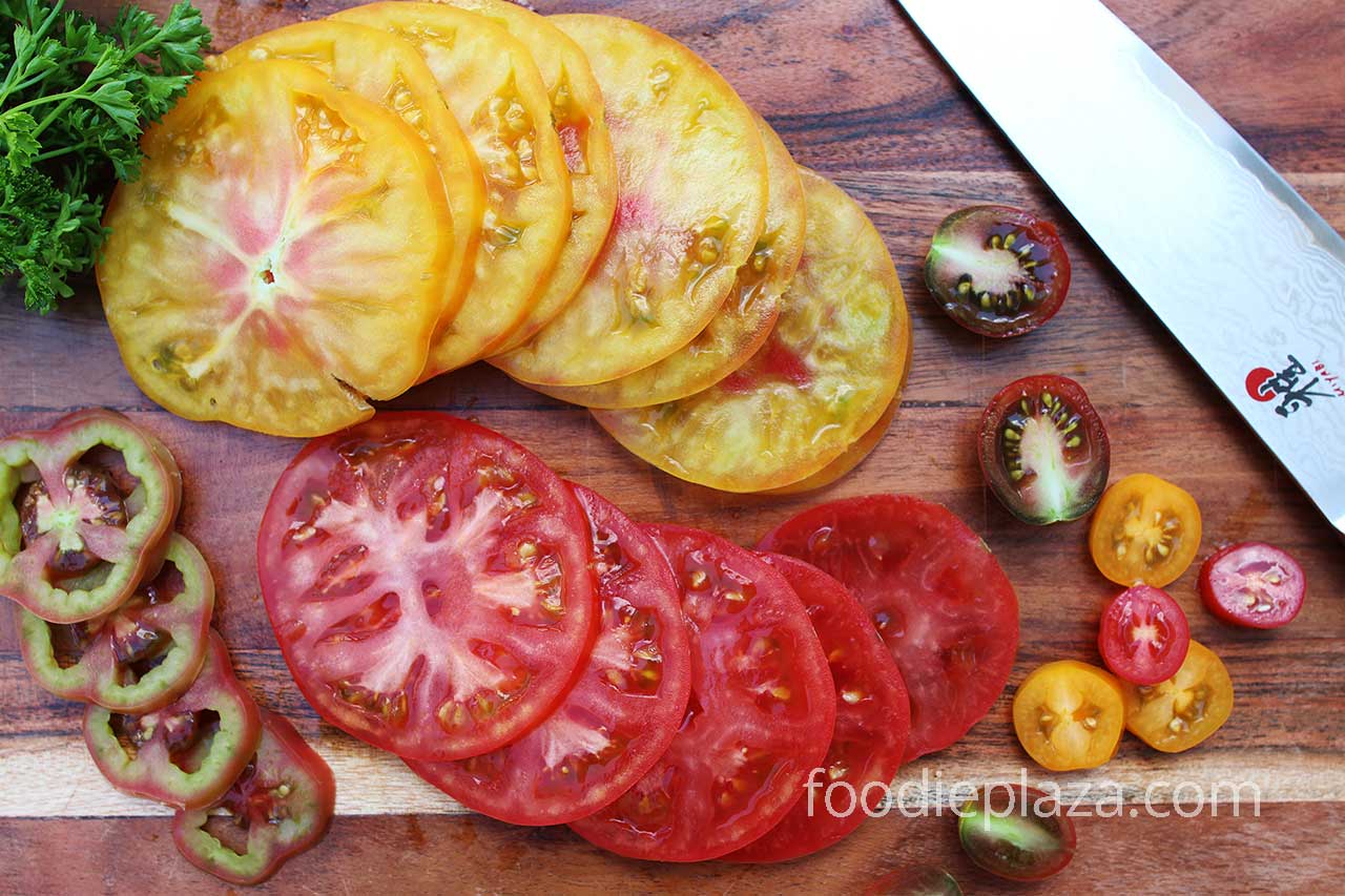 Нарезанные спелые помидоры
